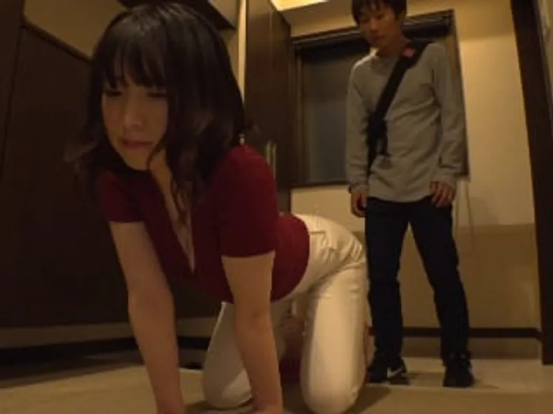 Chồng lo làm việc, vợ yêu ở nhà vụng trộm với cậu thanh niên phòng bên