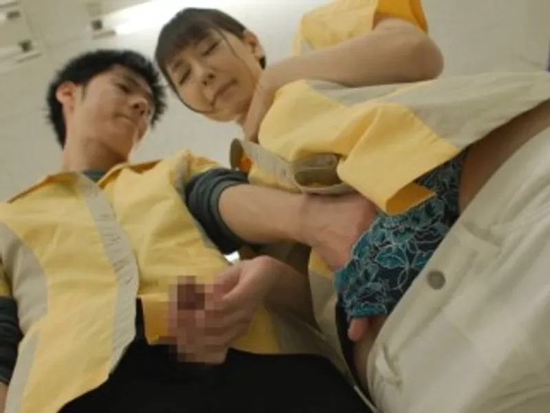 điên cuồng chịch đồng nghiệp nữ dam dang trong siêu thị mini