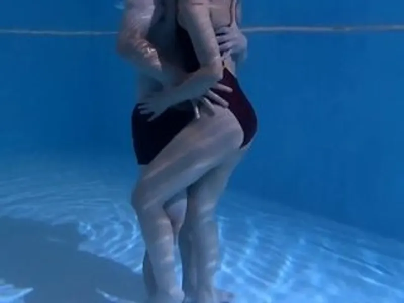 ông xã lạnh nhạt, vợ địt trộm với hlv dạy bơi