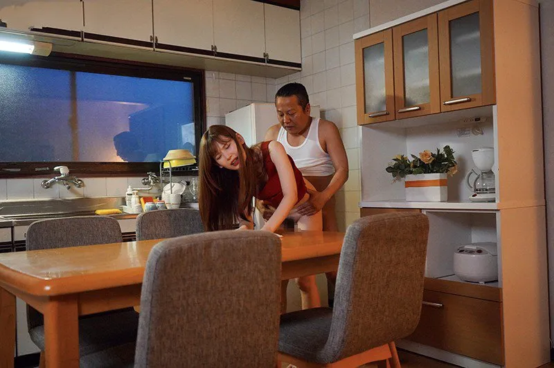 Con gái bị ông xã mới của mẹ chịch mỗi ngày, cho dù đã có người yêu