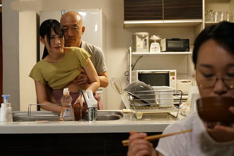 Chồng yêu quan hệ con gái riêng của cô vợ khi biết người vợ không thể sinh con cho mình