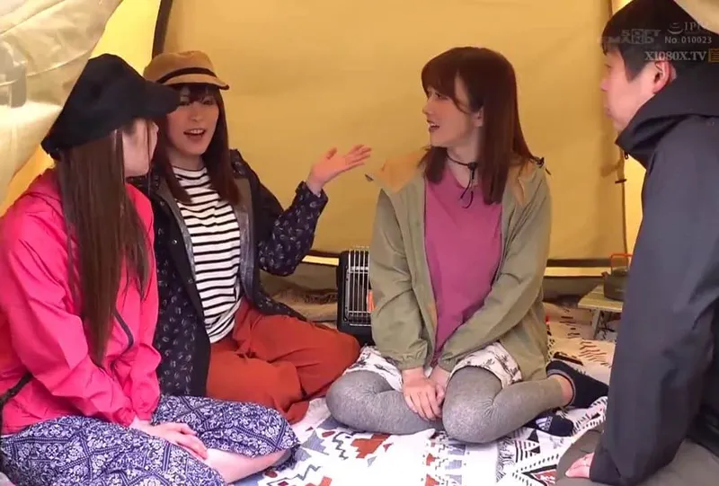 Chuyện lạ đời, chồng thay vợ đi cắm trại với mấy cô bạn của vợ yêu ở khu phố…