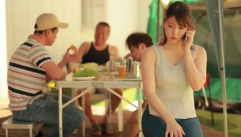 Người chồng khờ để vợ yêu tham gia sự kiện cắm trại với mấy gã nhà cạnh bên và cái kết