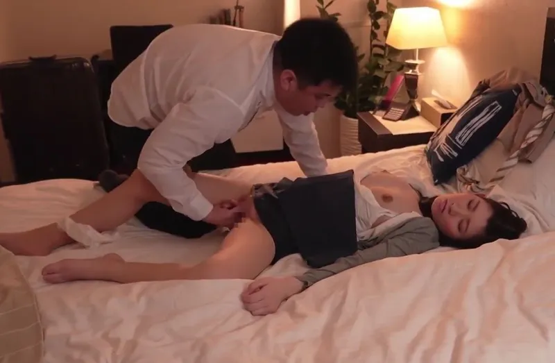 Biết em thư ký sắp kết hôn, tiền bối chuốc thuốc mê nện cô nàng cả đêm trong chuyến công tác