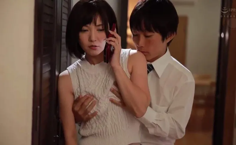 Chồng đi đánh golf, vợ ở nhà dẫn trai trẻ về trả bài cho sướng