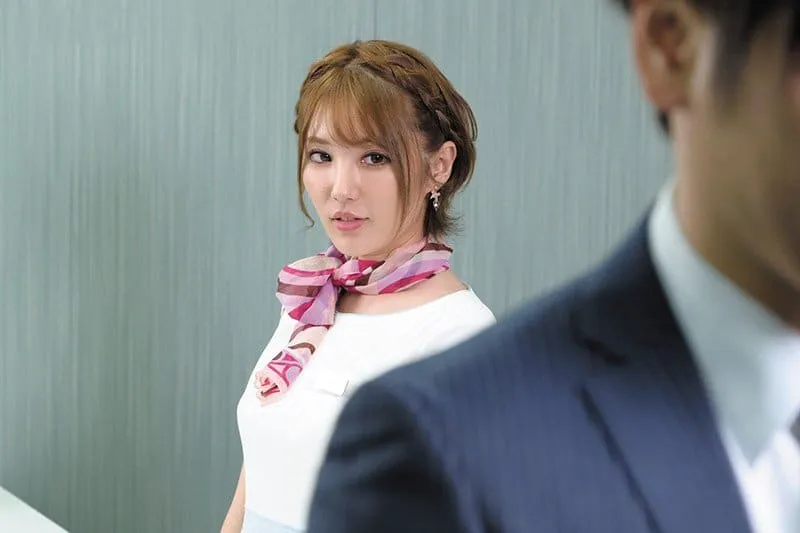 Cô lễ tân cuốn hút sếp: “tiền bối ơi em quan hệ em có phê hơn bà xã anh ?”