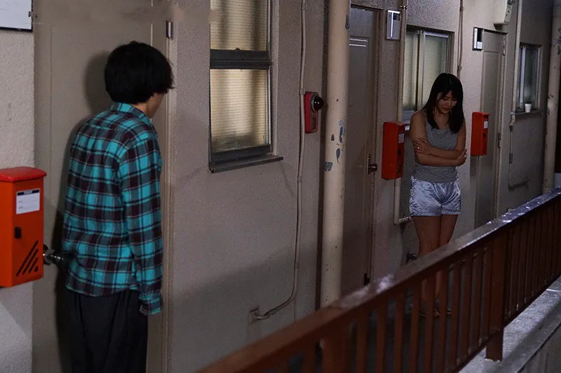 Bí mật địt trộm với cô nàng cạnh nhà cãi nhau bị người chồng đuổi ra cửa