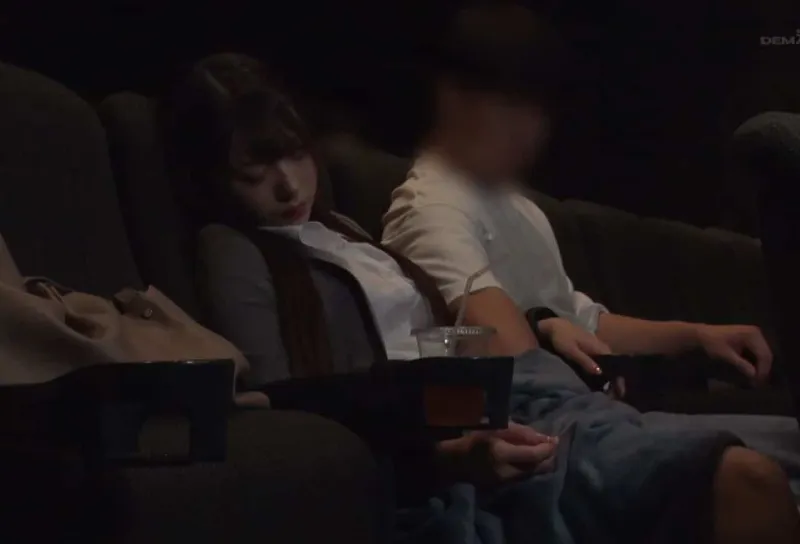 Thanh niên tranh thủ tự sướng con ghệ văn phòng ngủ gục ở rạp phim