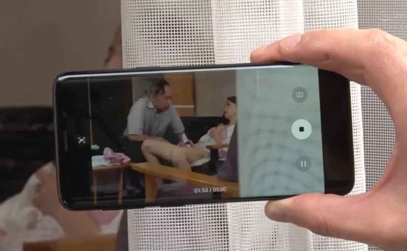 Người tình của con trai gian díu với bố chồng bị gã quản lý khu phố phát hiện