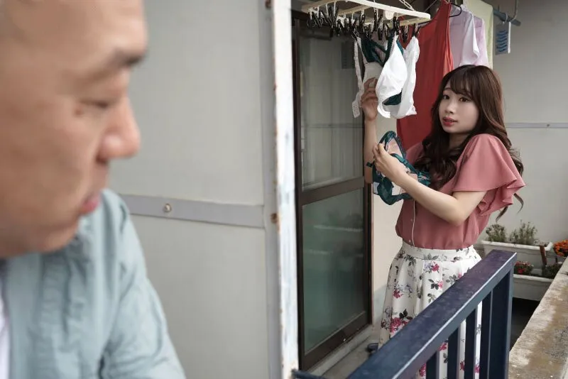 Gã nhà bên chuyên soi mói và cặp vợ yêu anh xã thường xuyên rên la quá to