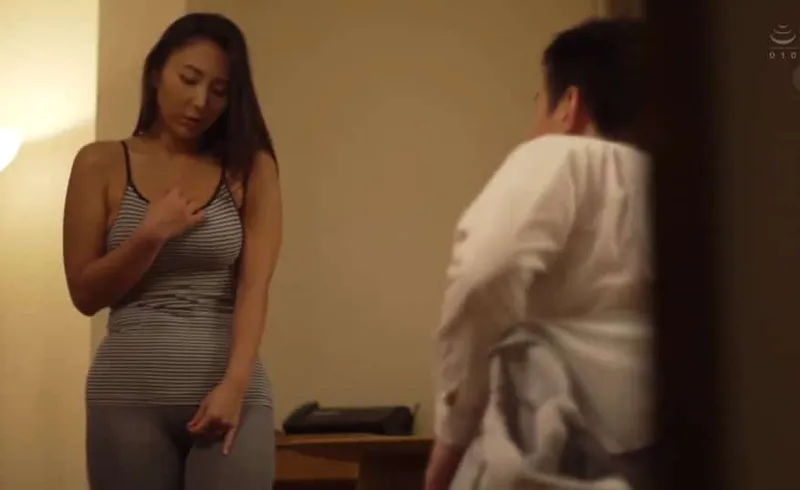 Chồng dẫn tiền bối cũ về nhà mà không biết là tình cũ của vợ