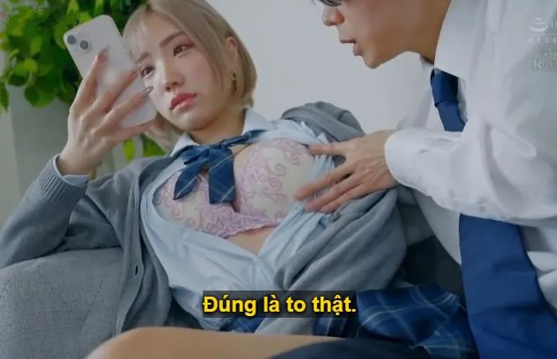 Cô học trò băng giá ấy chỉ ham tiền bạc, anh đưa ra là tha hồ muốn làm gì cô ta cũng được.