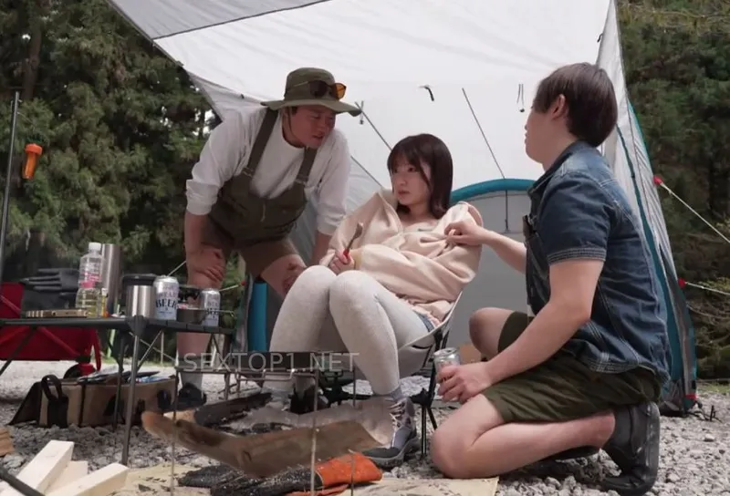 Cô bạn gái cắm trại một mình trong rừng thì được mấy anh trai đến “thăm hỏi”