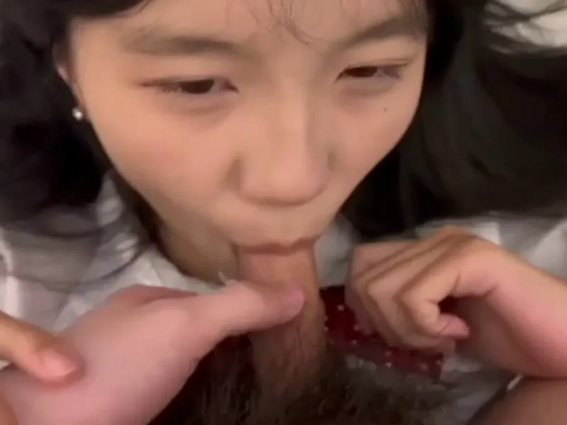 Em loli dễ thương liếm cây hàng biến em thành con đào dam dang p2